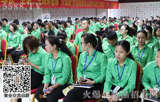 大家在認(rèn)真的聽(tīng)課 大家在認(rèn)真的聽(tīng)課