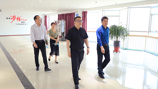 熱烈歡迎石佛園區(qū)運營中心魏主任一行蒞臨火爆網(wǎng)參觀指導(dǎo)!2 熱烈歡迎石佛園區(qū)運營中心魏主任一行蒞臨火爆網(wǎng)參觀指導(dǎo)!2