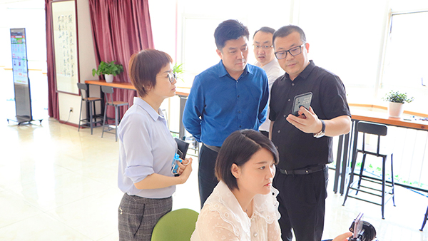 熱烈歡迎石佛園區(qū)運營中心魏主任一行蒞臨火爆網(wǎng)參觀指導(dǎo)!5 熱烈歡迎石佛園區(qū)運營中心魏主任一行蒞臨火爆網(wǎng)參觀指導(dǎo)!5