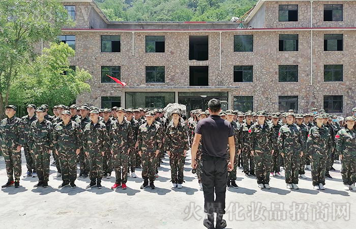 要做點(diǎn)亮別人的蠟燭 要做點(diǎn)亮別人的蠟燭