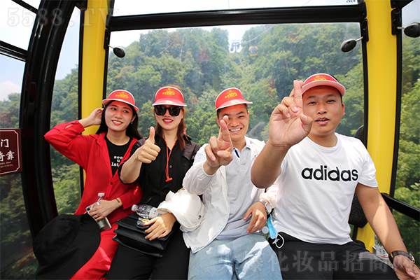 һ���ˣ�һ�l����һ��(g��)����һ��ǰ�M(j��n)��