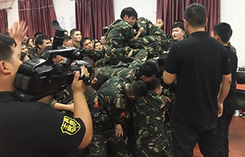 為勝利，無(wú)路，我們?cè)复钊巳馓荩? />
            <p>為勝利，無(wú)路，我們?cè)复钊巳馓荩?/p>
          </li>
          <li> <img src=