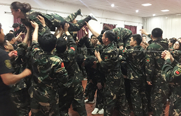 只有頑強(qiáng)拼搏，才能超越自我！