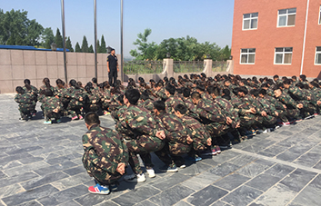 驕陽(yáng)似火巋然不動(dòng)，這才是火爆人的堅(jiān)毅！