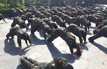 俯臥撐懲罰，全體人員為犯錯(cuò)學(xué)員買(mǎi)單！