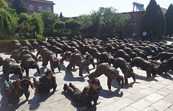 嚴(yán)明的紀(jì)律，嚴(yán)格的要求，造就自律的個(gè)人！