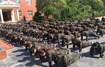 高溫炙烤，流汗不流淚、堅(jiān)持不放棄！