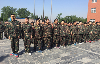 軍訓(xùn)現(xiàn)場(chǎng)，教官逐個(gè)檢查軍姿標(biāo)準(zhǔn)！