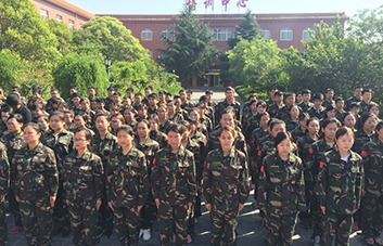 軍訓(xùn)現(xiàn)場(chǎng)，教官逐個(gè)檢查軍姿標(biāo)準(zhǔn)！