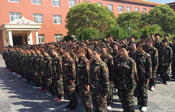 俯臥撐懲罰，全體人員為犯錯(cuò)學(xué)員買(mǎi)單！