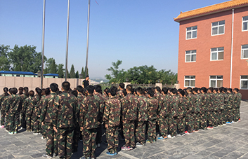 嚴(yán)明的紀(jì)律，嚴(yán)格的要求，造就自律的個(gè)人！