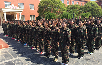 俯臥撐懲罰，全體人員為犯錯(cuò)學(xué)員買(mǎi)單！