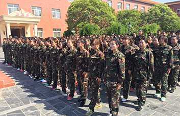 嚴(yán)明的紀(jì)律，嚴(yán)格的要求，造就自律的個(gè)人！