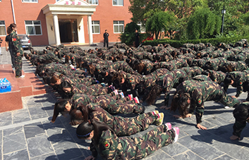 高溫炙烤，流汗不流淚、堅(jiān)持不放棄！