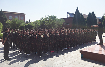 爭(zhēng)當(dāng)訓(xùn)練標(biāo)兵，不拖團(tuán)隊(duì)后腿！