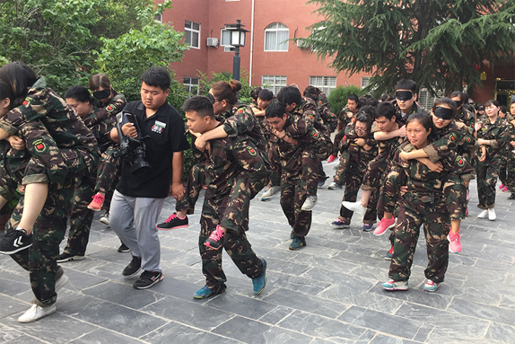 經(jīng)歷艱苦和磨難，體驗(yàn)親情、友情的珍貴