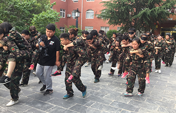 我是你的眼，不論艱難險(xiǎn)阻，我都將握緊你的手與你同行！