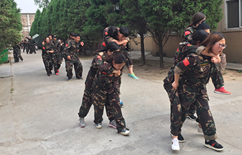 因?yàn)樾湃?，不管沿途有多么的陡峭艱險(xiǎn)，我都將攙扶著你勇敢前行。