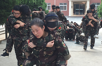 我是你的眼，不論艱難險(xiǎn)阻，我都將握緊你的手與你同行！