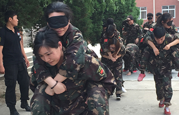 因?yàn)樾湃?，不管沿途有多么的陡峭艱險(xiǎn)，我都將攙扶著你勇敢前行。