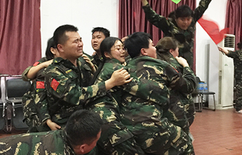 只有咬牙堅(jiān)持，才會(huì)有希望！