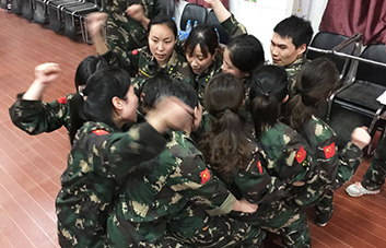 為了夢(mèng)想，為了團(tuán)隊(duì)，每個(gè)人必將堅(jiān)持下去！