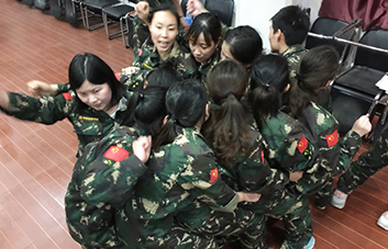 再長(zhǎng)的路，一步步也能走完，在難的事，火爆人也能堅(jiān)持到底！