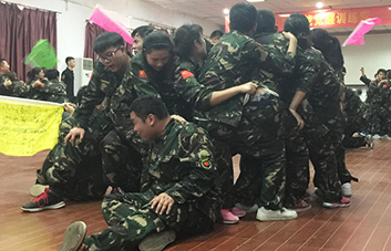 超越夢(mèng)想，超越自我！堅(jiān)持會(huì)帶來(lái)希望，團(tuán)結(jié)會(huì)帶來(lái)力量！