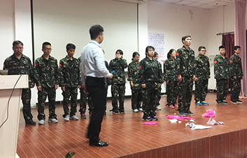 努力、拼搏、進(jìn)步！即使失敗，我們也將再次站起！