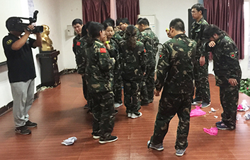 要想比別人優(yōu)秀，就要付出不亞于任何人的努力！