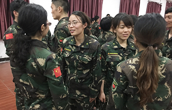 人生不易，要學(xué)會(huì)贊美他人！