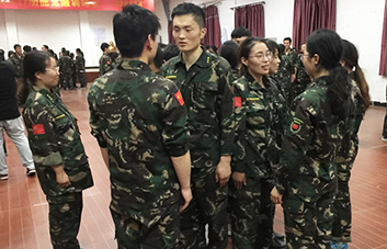 善于發(fā)現(xiàn)身邊世界的美，不吝嗇對(duì)別人的贊美