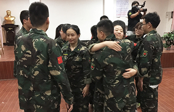 人生不易，要學(xué)會(huì)贊美他人！