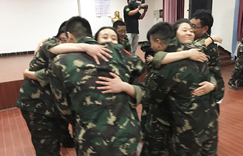 善于發(fā)現(xiàn)身邊世界的美，不吝嗇對(duì)別人的贊美