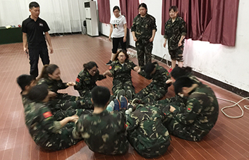 馳騁賽場(chǎng)，爭(zhēng)分奪秒，這是現(xiàn)實(shí)版的速度與激情！