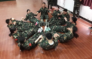 默契配合、高效協(xié)作，把不可能變?yōu)榭赡埽? />
            <p>默契配合、高效協(xié)作，把不可能變?yōu)榭赡埽?/p>
          </li>
          <li> <img src=