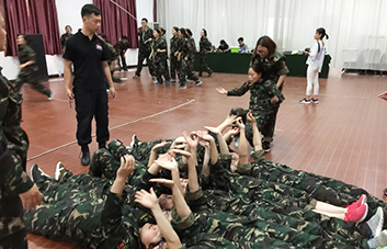 默契配合、高效協(xié)作，把不可能變?yōu)榭赡埽? />
            <p>默契配合、高效協(xié)作，把不可能變?yōu)榭赡埽?/p>
          </li>
          <li> <img src=