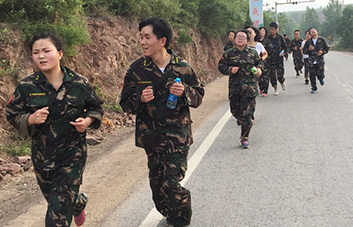 15公里徒步磨礪，火爆網(wǎng)鑄就精英團(tuán)隊(duì)挑極限！