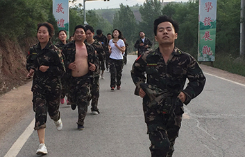 徒步拉練15公里，體驗(yàn)“長(zhǎng)征路”，磨礪火爆人血性虎氣！