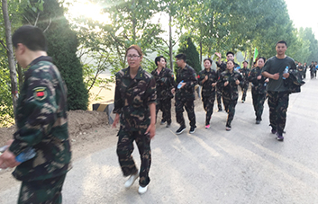 這不僅僅是簡(jiǎn)單的徒步，是友誼的凝聚，更是團(tuán)隊(duì)的融合！