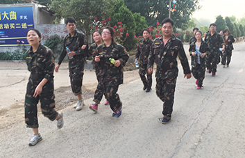 不論是攙扶還是背扛，我們沒(méi)有丟掉任何一個(gè)人！