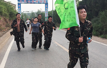 徒步拉練15公里，體驗(yàn)“長(zhǎng)征路”，磨礪火爆人血性虎氣！