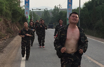 這不僅僅是簡(jiǎn)單的徒步，是友誼的凝聚，更是團(tuán)隊(duì)的融合！