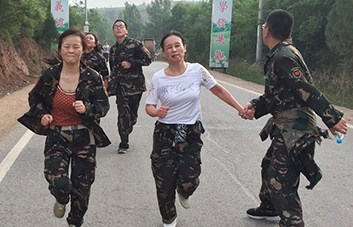 不論是攙扶還是背扛，我們沒(méi)有丟掉任何一個(gè)人！