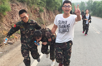 沒(méi)有比人更高的山，沒(méi)有比腳更遠(yuǎn)的路！