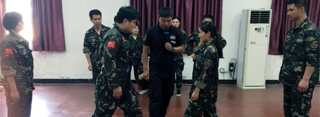 兩眼緊觀敵方手，一心謀劃成功策！