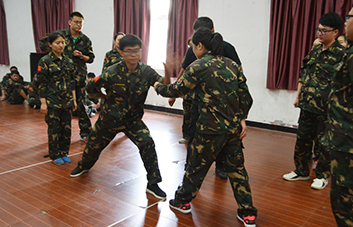 凝心聚力，為榮譽(yù)而戰(zhàn)；聚精會(huì)神，為集體爭(zhēng)光！